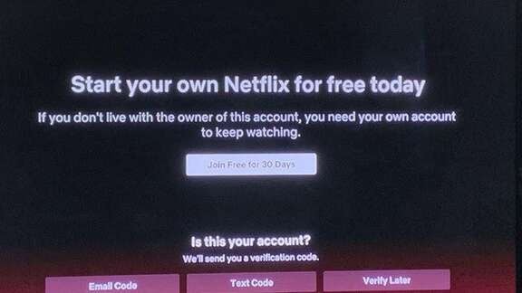 Một số người dùng nhận được thông báo chặn chia sẻ tài khoản Netflix. Ảnh: The Streameble