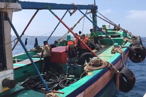Bộ đội Biên phòng tiến hành kiểm tra tàu cá chở dầu không rõ nguồn gốc. Ảnh: vietnamnet.vn