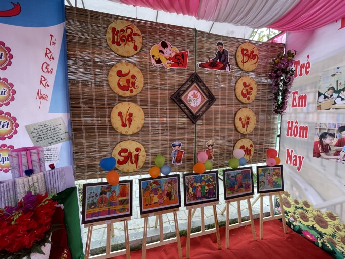 Gian trưng bày tranh vẽ của học sinh