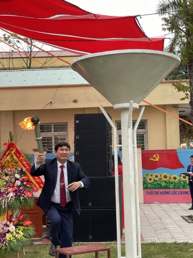Lãnh đạo huyện Hoẳng Hóa thắp lửa truyền thống hiếu học tại Lễ hội Bút Nghiên. Ảnh: Quang Duy