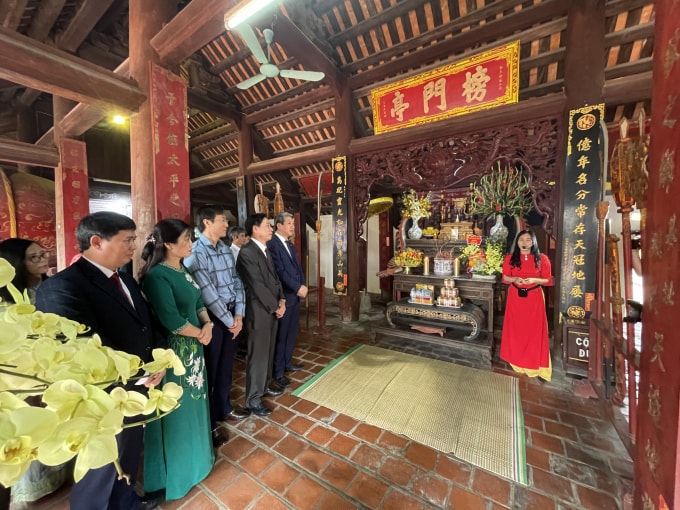 Các đại biểu tham quan Bảng Môn Đình, biểu tượng về truyền thống hiếu học ở Hoằng Hóa