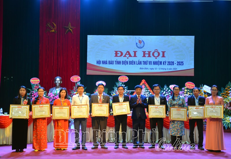 Đồng chí Phạm Ngọc Hân, Tổng Biên tập Báo Điện Biên Phủ, Chủ tịch Hội Nhà báo tỉnh khóa VII, nhiệm kỳ 2020 – 2025 tặng Giấy khen cho các hội viên nhà báo. Ảnh: Phạm Quang