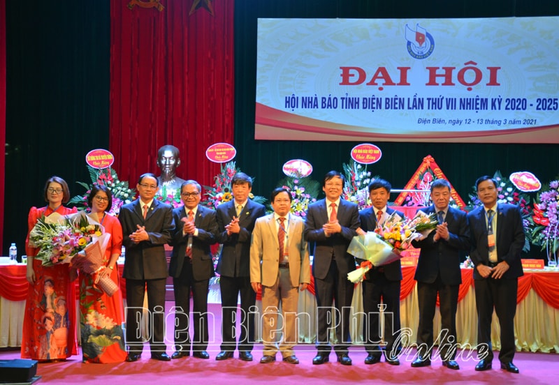 Đồng chí Hồ Quang Lợi, Phó Chủ tịch Thường trực Hội Nhà báo Việt Nam tặng hoa chúc mừng Ban Chấp hành Hội Nhà báo tỉnh Điện Biên khóa VII, nhiệm kỳ 2020 – 2025. Ảnh: Phạm Quang
