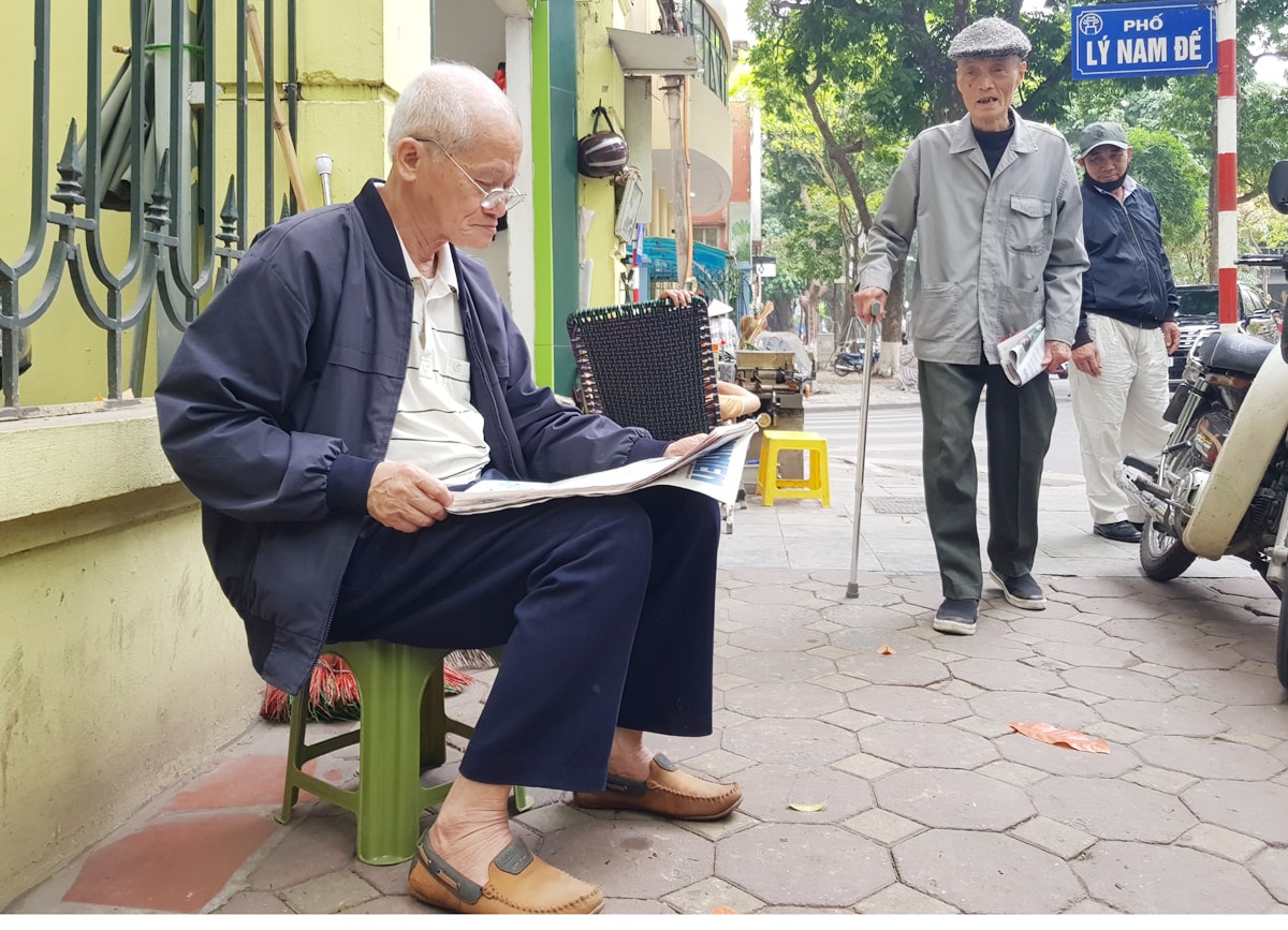 Đã thành thói quen, nhiều cán bộ quân đội về hưu ở phường Hàng Mã, quận Hoàn Kiếm vẫn duy trì đọc báo in hàng ngày. Ảnh: Lê Tâm