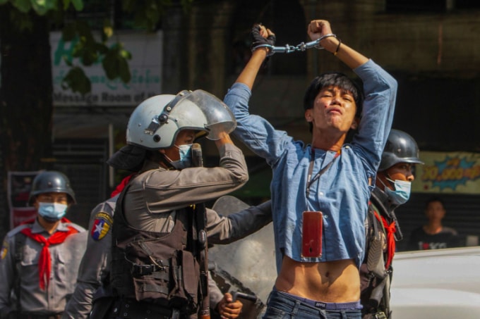 Một người biểu tình bị bắt giữ ở Myanmar. Ảnh: AJ