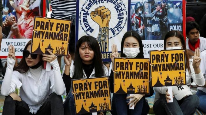 Giới trẻ xuống đường kêu gọi biểu tình ở Myanmar. Ảnh: FT