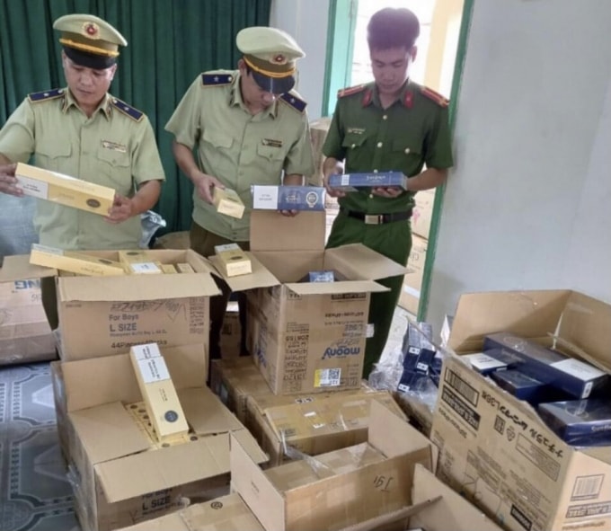 Lực lượng chức năng tỉnh Phú Yên tiến hành bắt giữ 10.000 bao thuốc lá 555 nhập lậu. Ảnh: Cục QLTT Phú Yên
