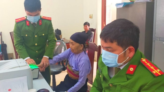 Cán bộ công an huyện Mường Lát làm hồ sơ, thủ tục để cấp CCCD có gắn chíp cho công dân