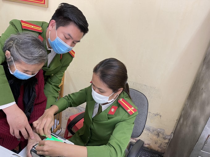 Cán bộ công an thị xã Nghi Sơn làm hồ sơ, thủ tục để cấp CCCD có gắn chíp cho công dân