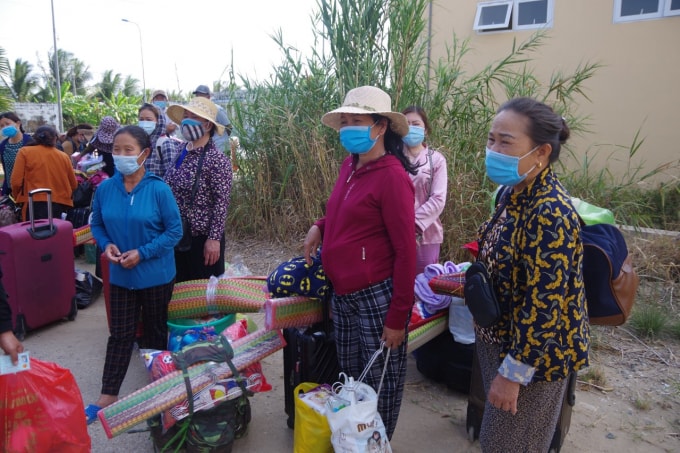 Những người thân được vào khu cách ly chăm sóc 26 trẻ về từ Hàn Quốc theo nguyện vọng.