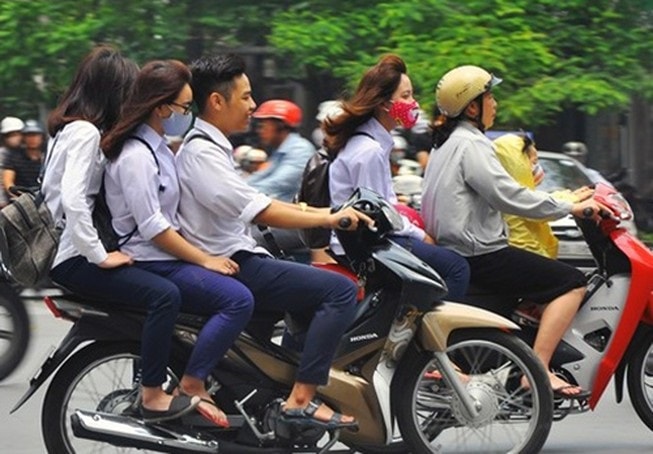 Tăng cường kiểm tra, xử lý các trường hợp thanh, thiếu niên điều khiển phương tiện khi chưa đủ tuổi, không có giấy phép lái xe, vi phạm các quy định khi tham gia giao thông. Ảnh minh họa