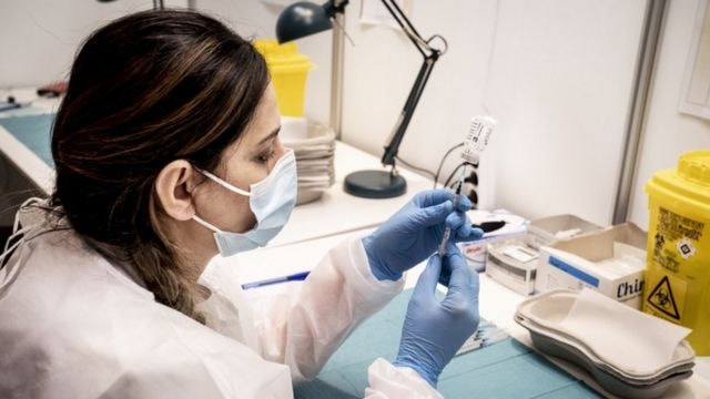 Hàng loạt nước châu Âu ngừng tiêm vắc xin AstraZeneca, WHO khẳng định an toàn. Ảnh minh họa