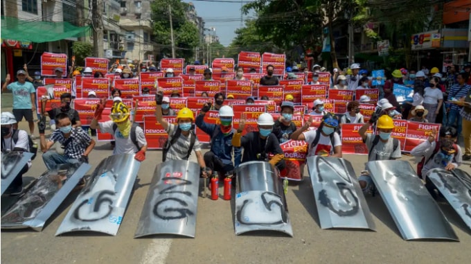 Những người biểu tình chống đảo chính trưng biểu ngữ khi họ tụ tập ở Yangon, Myanmar hôm thứ Ba. © AP