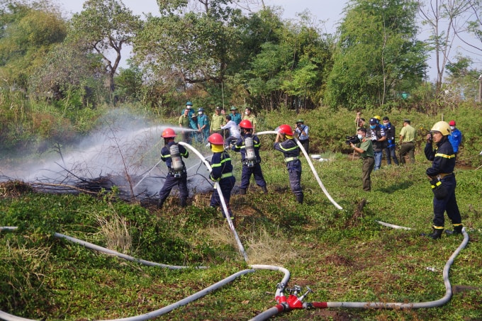 Ban quản lý Vườn chim Bạc Liêu phối hợp với các đơn vị diễn tập chữa cháy vườn chim.