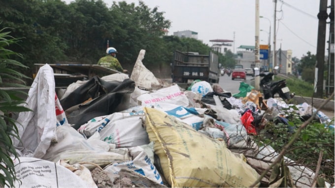 Lượng rác thải được tập kết về đây tăng lên rất nhanh sau một đêm. (Ảnh: An Khang)