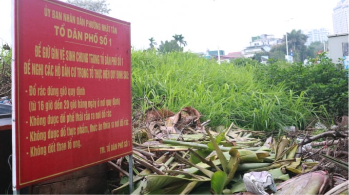 Dù đã có biển thông báo thế nhưng rác vẫn được bủa vây quanh tấm biển. (Ảnh: An Khang)