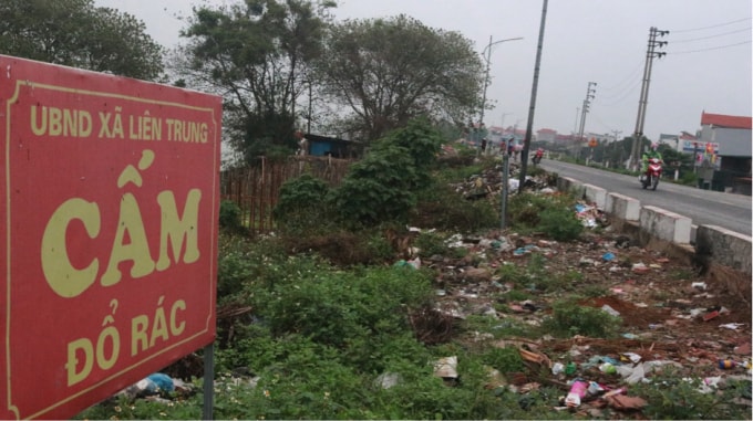 Dù chính quyền địa phương đã đặt biển cấm đổ rác, nhưng lượng rác thải vẫn không thiên giảm. (Ảnh: An Khang)
