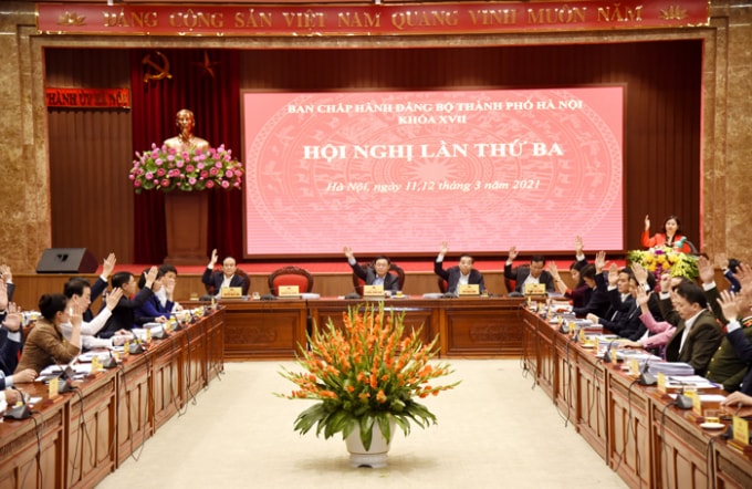 Các đại biểu thông qua Nghị quyết Hội nghị lần thứ Ba, Ban Chấp hành Đảng bộ Thành phố khóa XVII