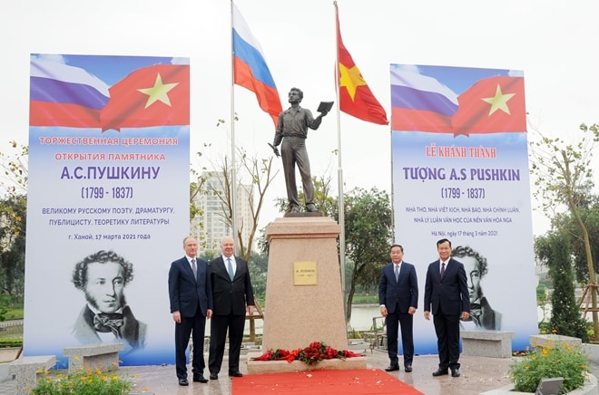 Các đại biểu thực hiện nghi lễ khánh thành Tượng đài Đại thi hào A.S.Pushkin