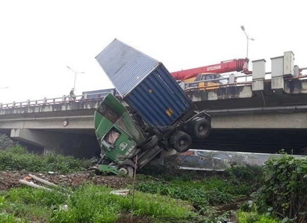 Một vụ tai nạn giao thông xảy ra trên cầu Thanh Trì