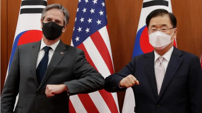 Ngoại trưởng Hoa Kỳ Antony Blinken (trái) và Bộ trưởng Ngoại giao Hàn Quốc Chung Eui-yong tại Seoul vào ngày 17 tháng 3. © AP