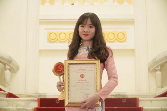 Nhận giải Báo chí Búa liềm vàng 2020.