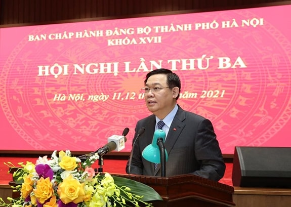 Bí thư Thành ủy Vương Đình Huệ phát biểu tại Hội nghị Ban Chấp hành Đảng bộ TP. Hà Nội lần thứ ba. Ảnh: kinhtedothi.vn.