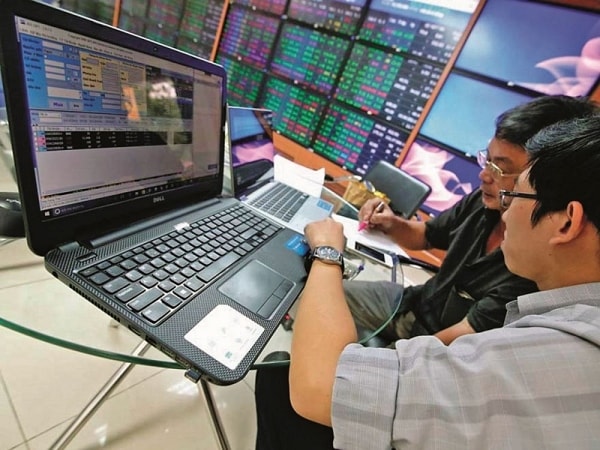 Những phiên giao dịch giằng co, tăng giảm đan xen là diễn biến điển hình cho xu hướng đi ngang của thị trường