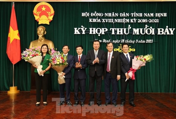 Lãnh đạo tỉnh Nam Định chúc mừng tân Phó Chủ tịch HĐND tỉnh Nguyễn Phùng Hoan (thứ 2, từ trái sang), 2 tân Phó Chủ tịch UBND tỉnh Trần Anh Dũng (ngoài cùng, bên phải) và Hà Lan Anh (ngoài cùng, bên trái). Ảnh: TPO