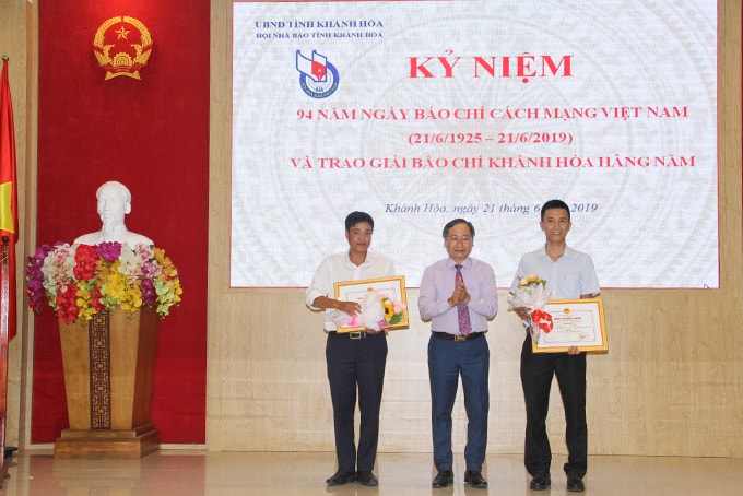 Lãnh đạo tỉnh Khánh Hòa trao Giải báo chí Khánh Hòa hàng năm 2019 cho các tác giả đạt giải. Ảnh minh họa