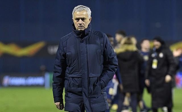 Người hâm mộ Tottenham bày tỏ sự tức giận và đòi sa thải HLV Mourinho ngay lập tức. Ảnh: iternet