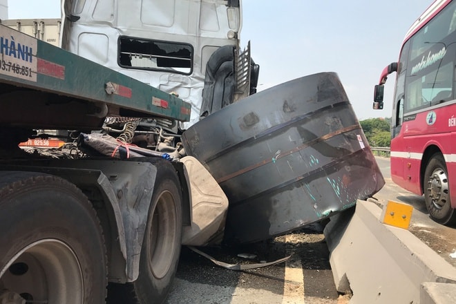 Hình ảnh cuộn thép bị đứt dây xích rơi xuống đường. Ảnh: Zingnews.vn