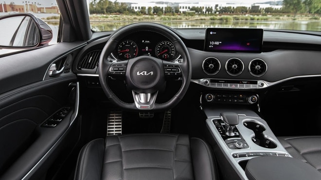 Tại thị trường Mỹ, logo mới được Kia trang bị trên mẫu sedan Stinger 2022. Ảnh: Kia