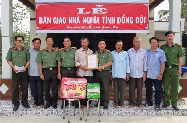 Lực lượng Công an tỉnh Bạc Liêu bàn giao nhà nghĩa tình đồng đội cho gia đình ông Lê Hoàng Ai. (Ảnh: Văn Sum)