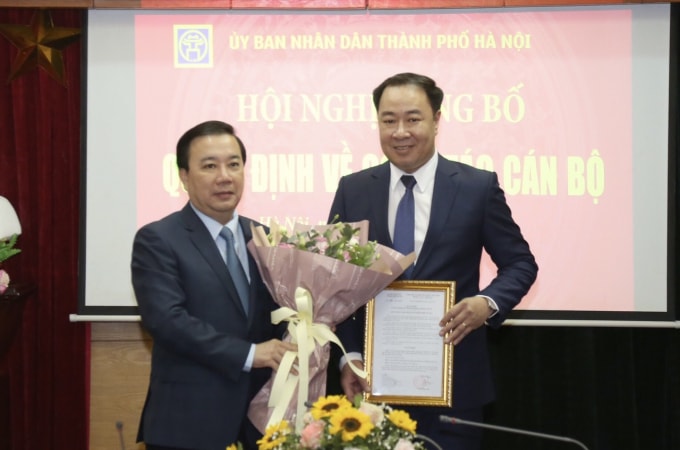 Phó Chủ tịch UBND TP Hà Nội Chử Xuân Dũng trao quyết định, tặng hoa chúc mừng ông Nguyễn Xuân Khánh. Ảnh : Hồng Hải