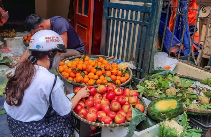 Chị Hà đi chợ mua hoa quả nhưng chỉ chọn mua táo nhập khẩu, nói không với quýt Trung Quốc.