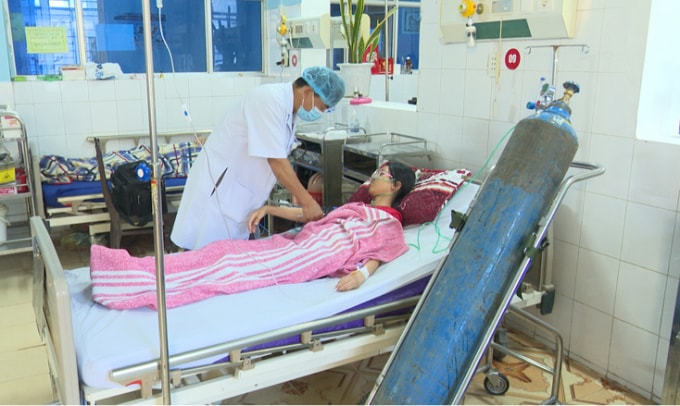 Các em đang được cho thở oxy và truyền dịch ở bệnh viện.