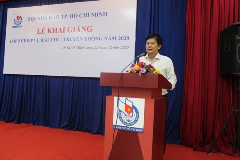 Ông Trần Trọng Dũng, Chủ tịch Hội Nhà báo TP.HCM phát biểu tại Lễ khai giảng lớp nghiệp vụ báo chí và truyền thông năm 2020. Ảnh: HỘI NHÀ BÁO TP.HCM