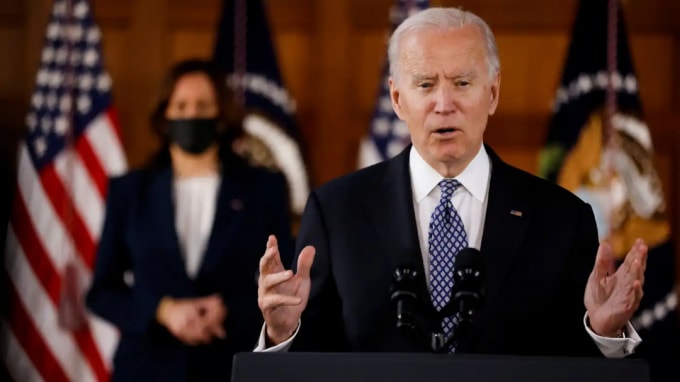 Tổng thống Hoa Kỳ Joe Biden và Phó Tổng thống Kamala Harris đến thăm Đại học Emory ở Atlanta để gặp gỡ các nhà lãnh đạo người Mỹ gốc Á. © Reuters