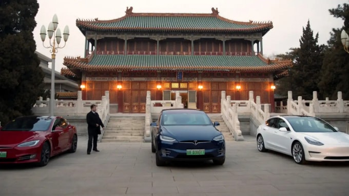 Xe Tesla đậu bên ngoài một tòa nhà tại khu nhà lãnh đạo Trung Nam Hải ở Bắc Kinh trong cuộc gặp giữa CEO Tesla Elon Musk và Thủ tướng Trung Quốc Lý Khắc Cường vào tháng 1 năm 2019. © Reuters