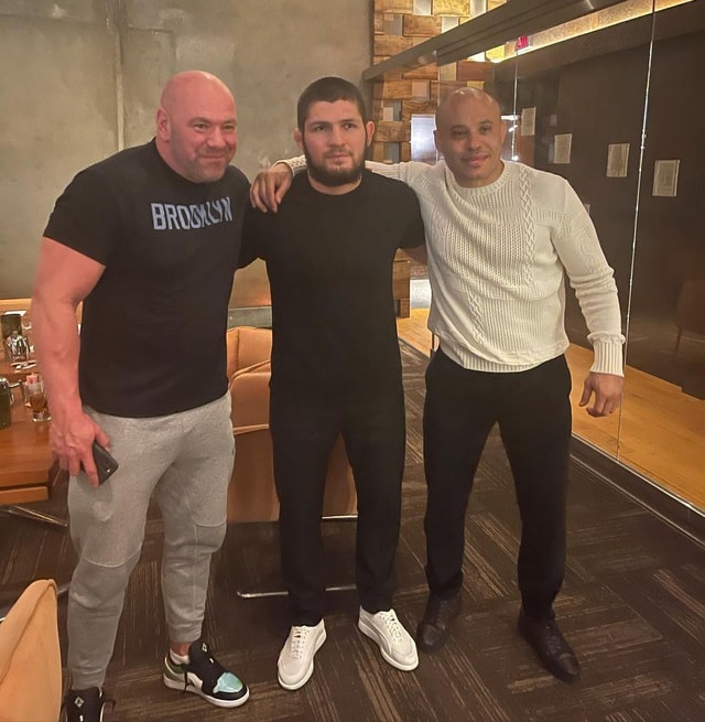 Chủ tịch UFC Dana White (ngoài cùng bên trái) chụp ảnh cùng Khabib Nurmagomedov (giữa) đồng thời thừa nhận tay đấm người Nga chính thức giải nghệ. Ảnh: internet