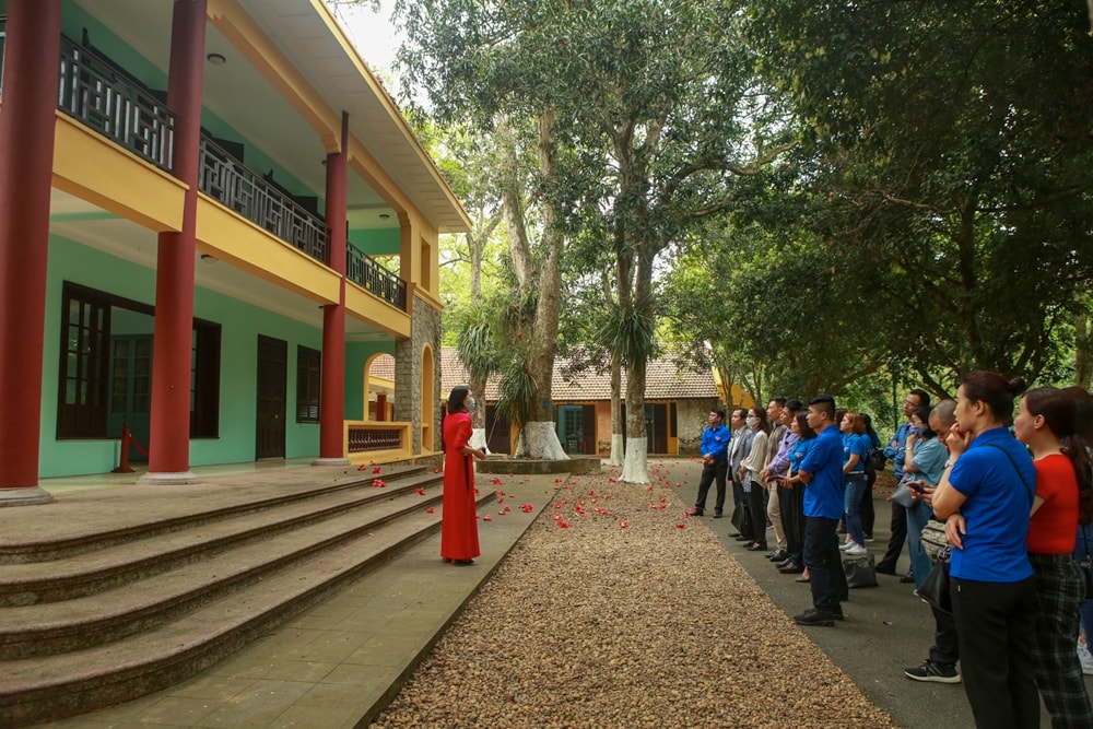 Đoàn viên thanh niên thăm nhà làm việc của Chủ tịch Hồ Chí Minh (Từ 1960 đến1969). Ảnh: Quang Hùng