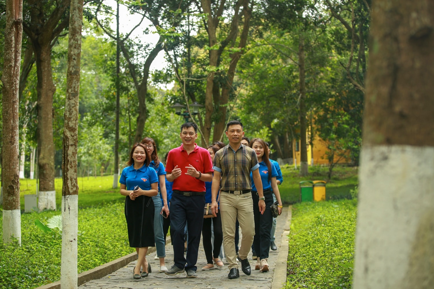 Tổng biên tập Tạp chí Người làm báo Nguyễn Thành Lợi, Trưởng ban Thư ký Biên tập VOV Đồng Mạnh Hùng cùng đoàn viên thanh niên thăm khu di tích. Ảnh: Quang Hùng
