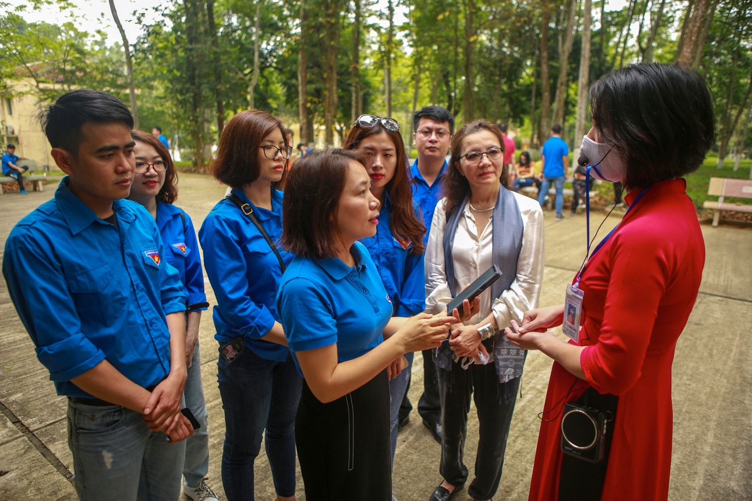 Đoàn thanh niên Cơ quan Trung ương Hội Nhà báo Việt Nam trao đổi với hướng dẫn viên khu Di tích Chủ tịch Hồ Chí Minh tại Đá Chông. Ảnh: Quang Hùng
