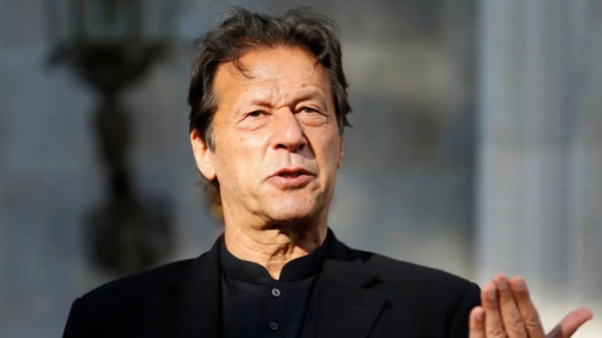 Thủ tướng Pakistan Imran Khan kêu gọi người dân đi tiêm phòng sau khi xét nghiệm dương tính với COVID-19. © Reuters