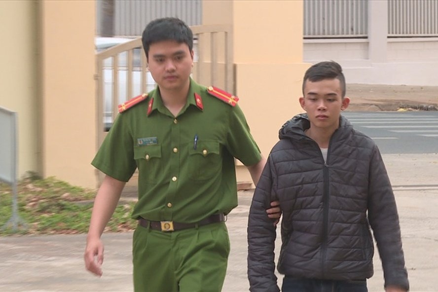 Nguyễn Tiến Thành Đạt được áp giải về trụ sở công an. Ảnh: laodong.vn
