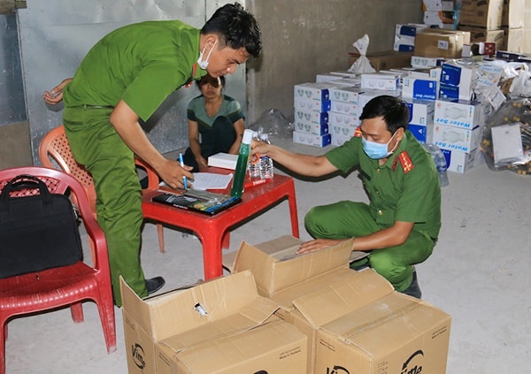 Cơ quan Công an kiểm tra hàng hóa trong kho của ông Nguyễn Hoàng Minh tại ấp Bình Phú 2, xã Bình Hòa.
