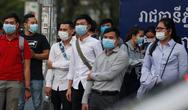 Người dân Campuchia đeo khẩu trang phòng chống dịch COVID-19. Ảnh: TL