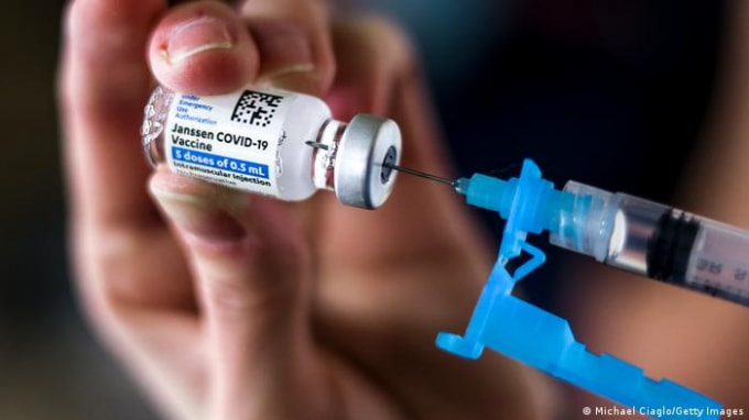Hai người Đan Mạch xuất huyết não, một người đã tử vong sau tiêm vaccine Covid-19. Ảnh minh họa
