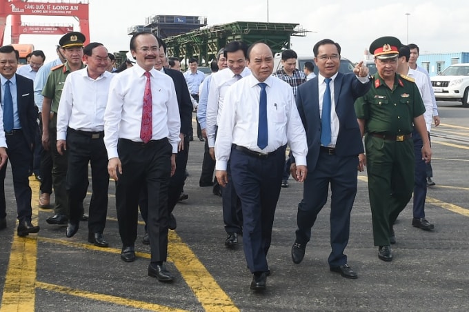 Thủ tướng cùng đoàn thị sát Cảng quốc tế Long An.